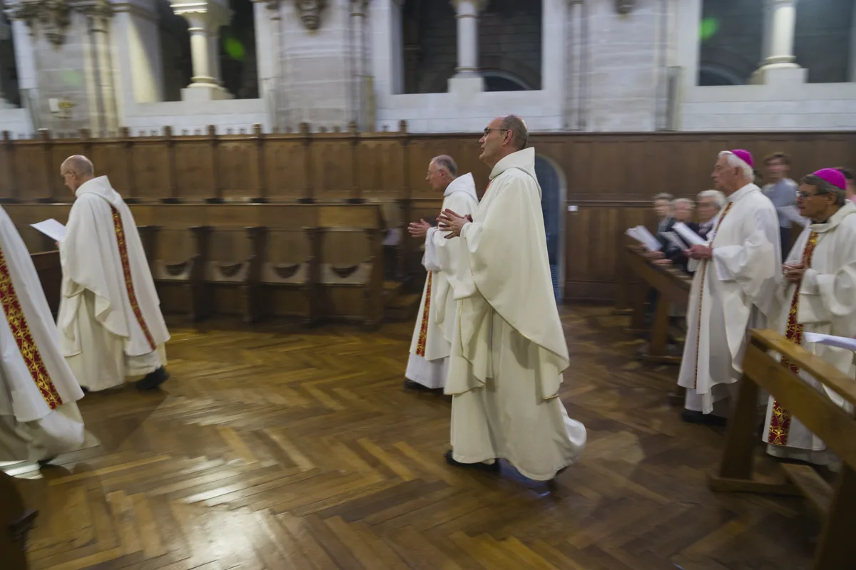 Grande célébration dans le chœur de l’église abbatiale