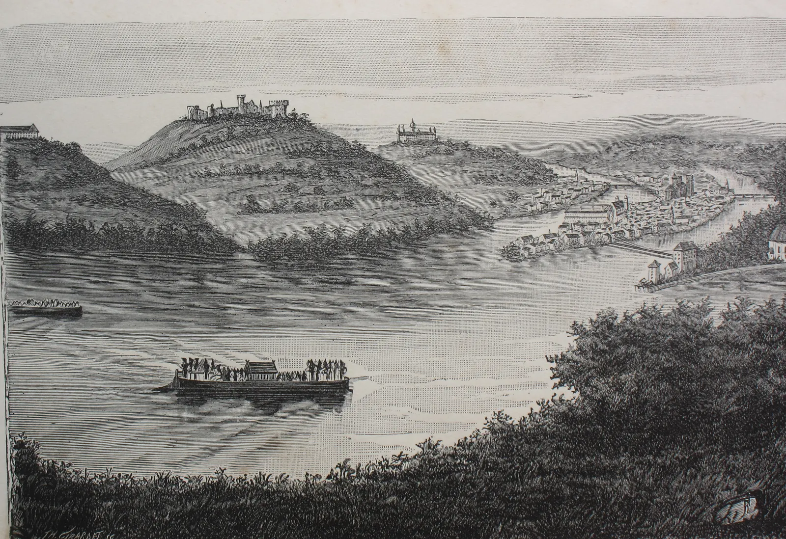 Gravure ancienne : une barque chargée de moines s’éloigne sur le Danube, une ville et un château sur les hauteurs